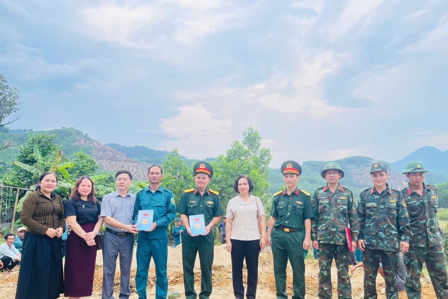 Thăm, động viên lực lượng vũ trang Bắc Trà My giúp dân xóa nhà tạm