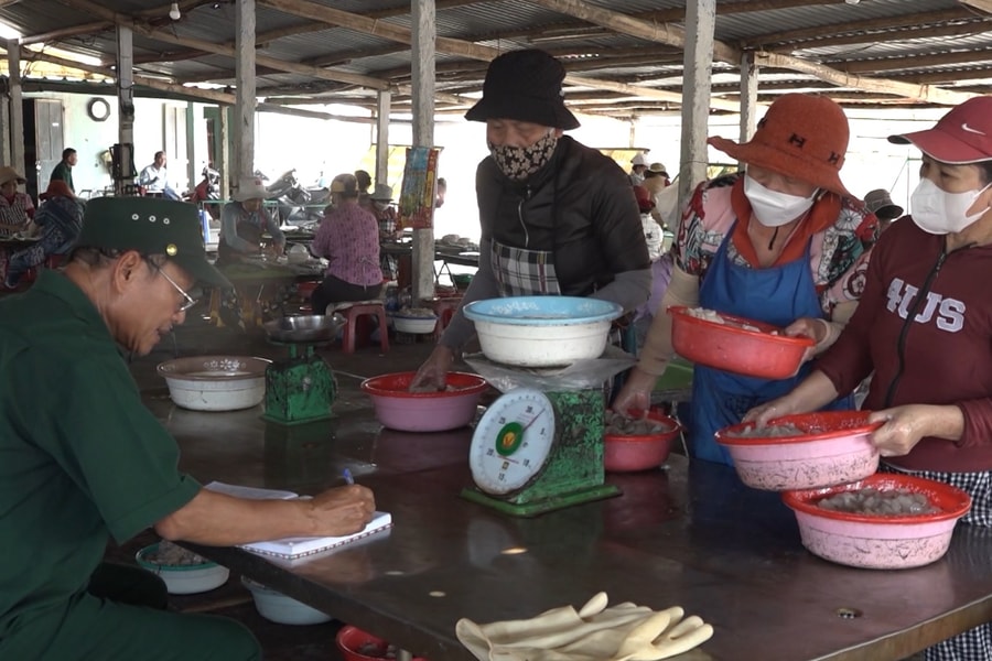 Tấm lòng một cựu chiến binh ở làng biển Duy Hà