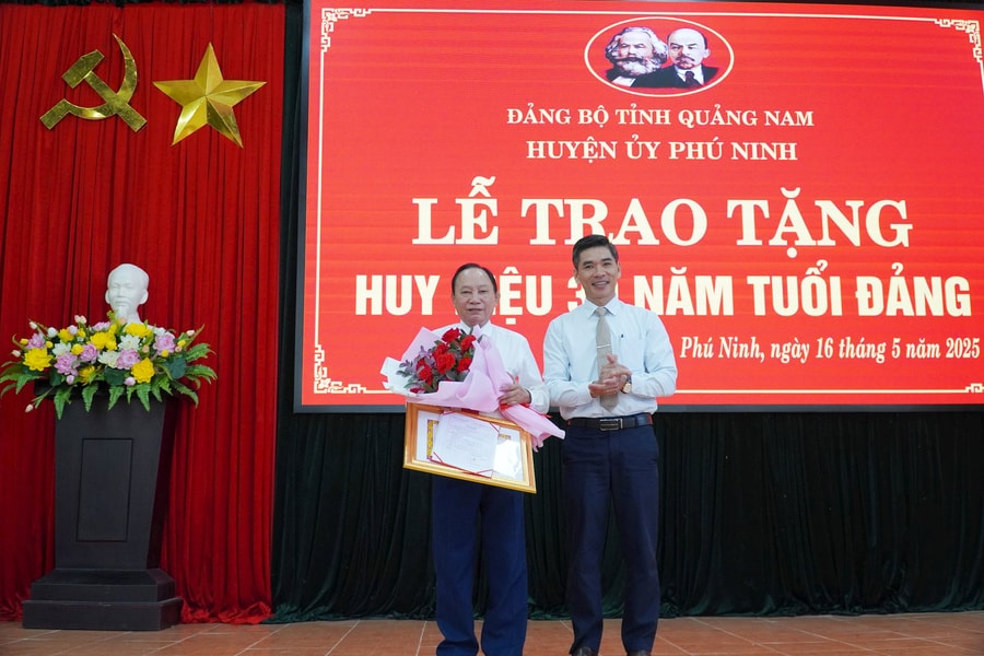 Bí thư Huyện ủy Phú Ninh Vũ Văn Thẩm nhận Huy hiệu 30 năm tuổi Đảng