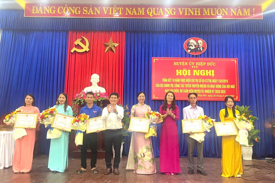 Hiệp Đức khen thưởng tập thể, cá nhân tiêu biểu trong học tập và làm theo Bác