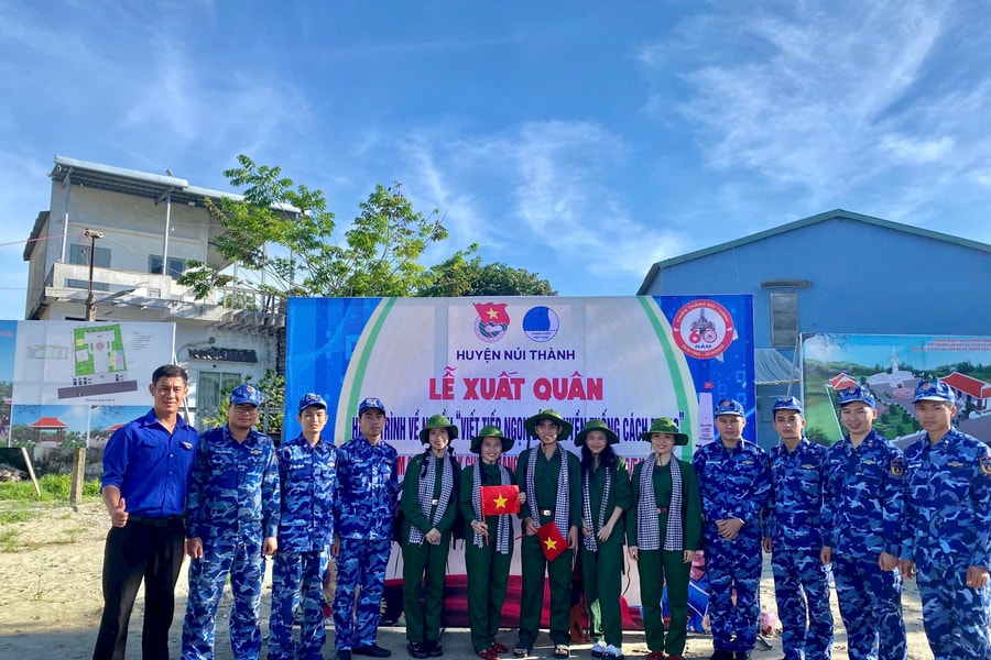 Hành trình về nguồn kỷ niệm chiến thắng Núi Thành