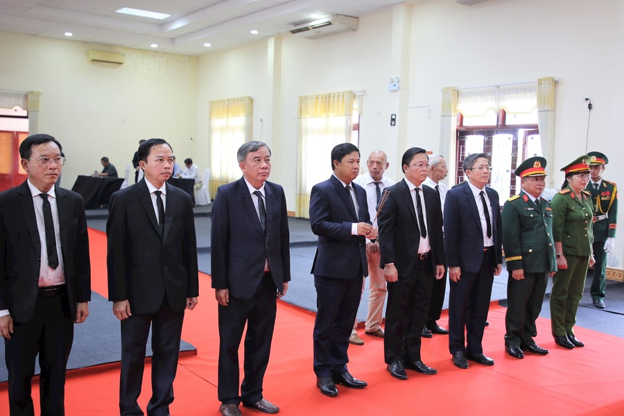 Đoàn công tác tỉnh Quảng Nam viếng nguyên Chủ tịch nước Trần Đức Lương tại quê nhà Quảng Ngãi