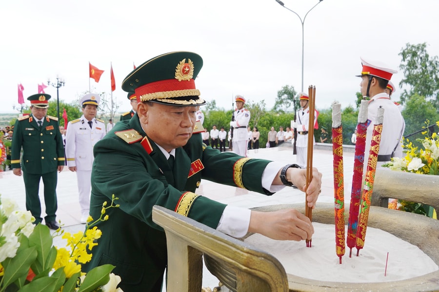 Lễ dâng hương tưởng niệm tại Tượng đài Chiến thắng Núi Thành