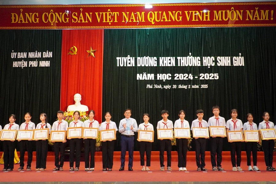 Học sinh Phú Ninh ghi dấu tinh thần hiếu học