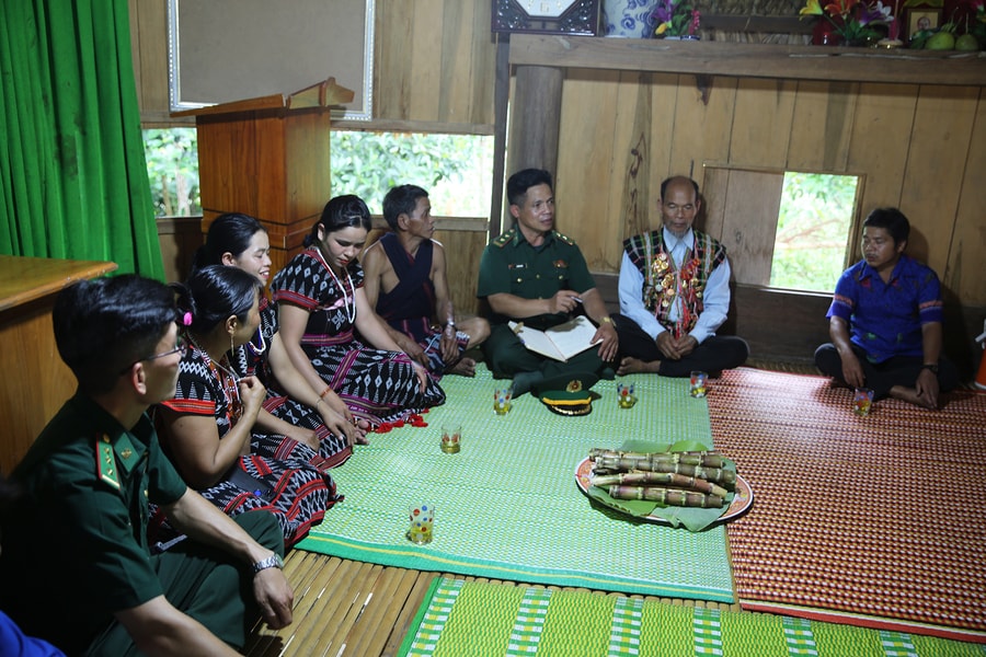 Xây tình quân dân nơi biên giới