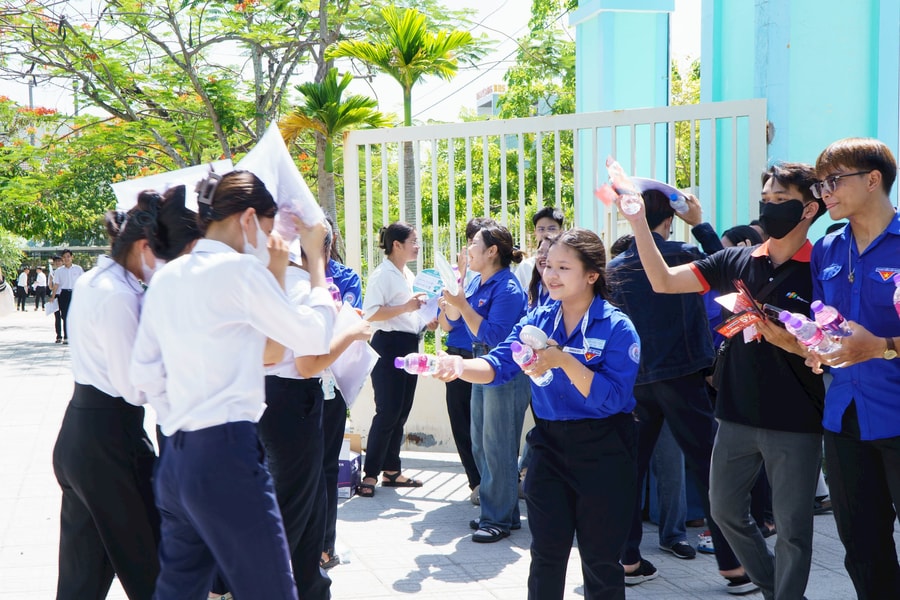 Tuổi trẻ đồng hành cùng các sĩ tử vượt “vũ môn”