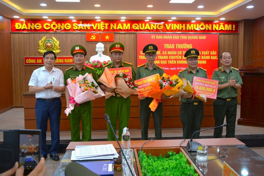 Quảng Nam khen thưởng đột xuất lực lượng triệt phá đường dây đánh bạc 350 tỷ đồng