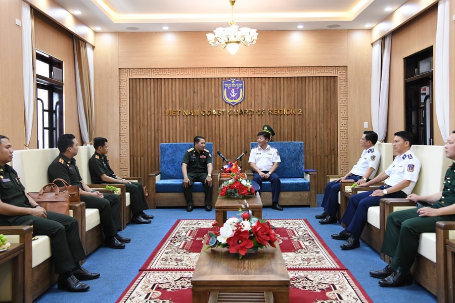 Young Lao military officers visit Vietnam Coast Guard Region 2