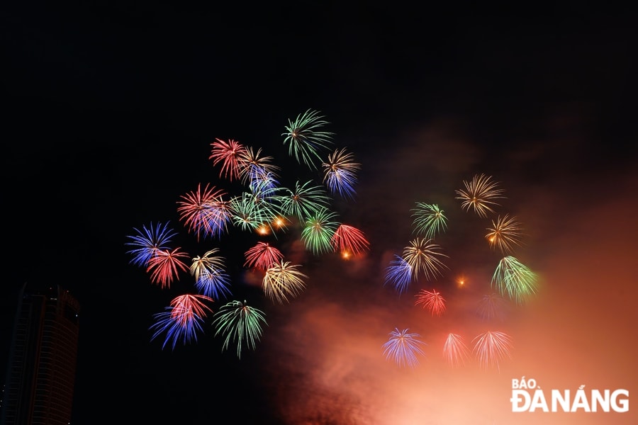 Brilliant fireworks display "Da Nang - Flying High with the Nation”