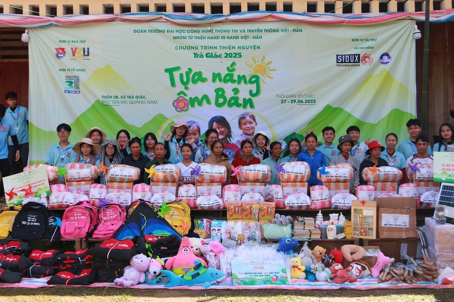 Nhóm từ thiện Hand In Hand Việt - Hàn tổ chức chương trình dân vận tại vùng cao