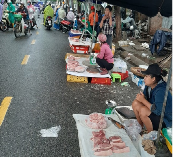 Nguy cơ mất an toàn vệ sinh thực phẩm từ bán thịt heo dưới lòng đường