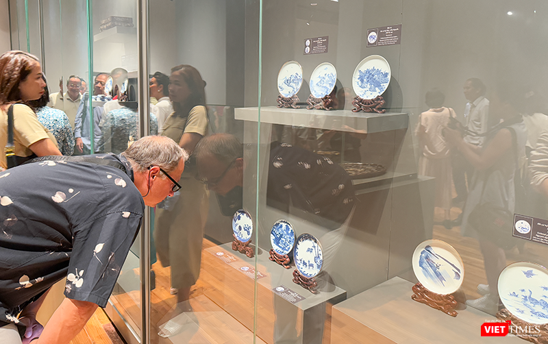 Admiring over 200 artefacts first displayed in Da Nang