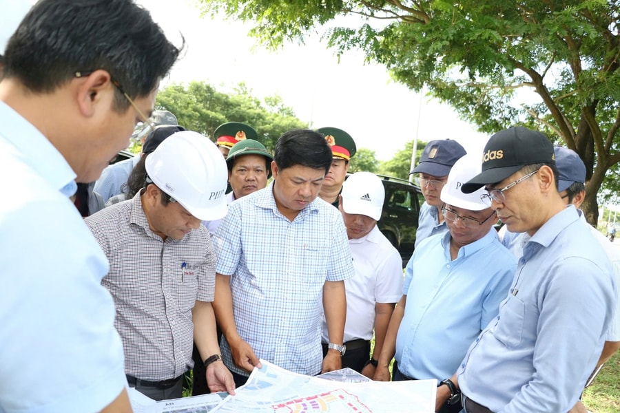 Luong Nguyen Minh Triet inspects proposed locations for the free trade zone