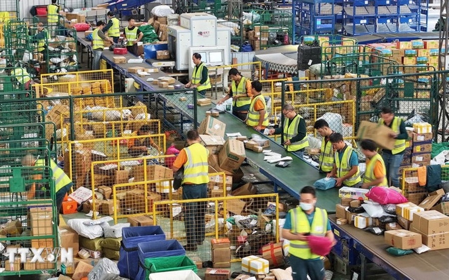Thành tựu chuyển phát nhanh 100 tỷ bưu kiện ở đất nước tỷ dân