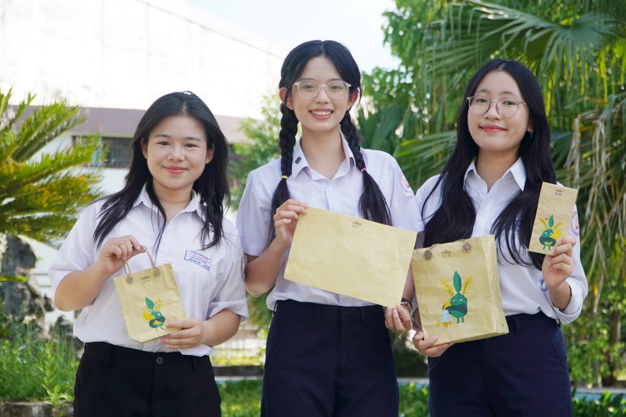 Hành trình biến rơm thành giấy của nhóm nữ sinh trường chuyên