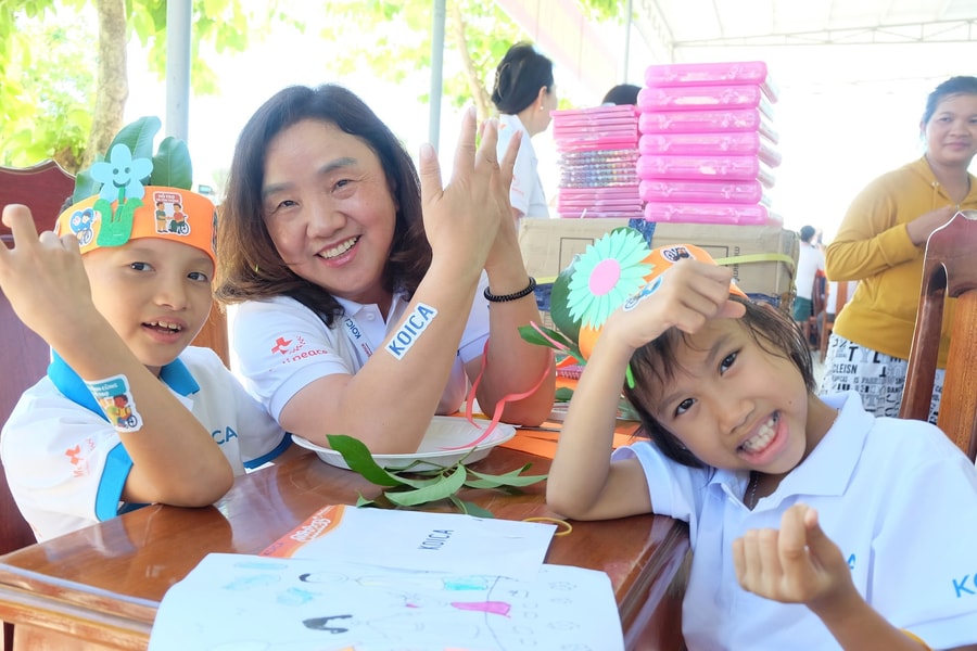 Tình nguyện viên Hàn Quốc giao lưu với trẻ khuyết tật