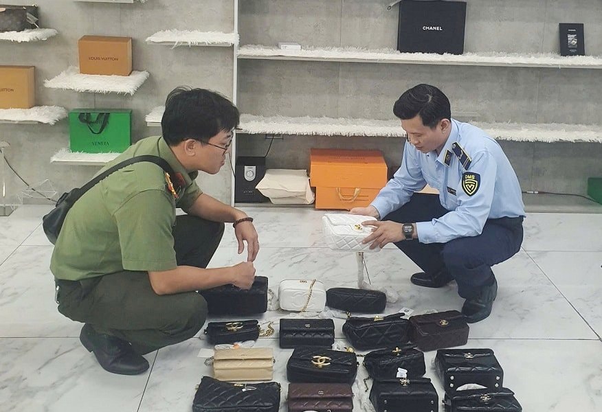 Xử phạt hơn 102 triệu đồng cửa hàng thời trang bán hàng giả mạo nhãn hiệu