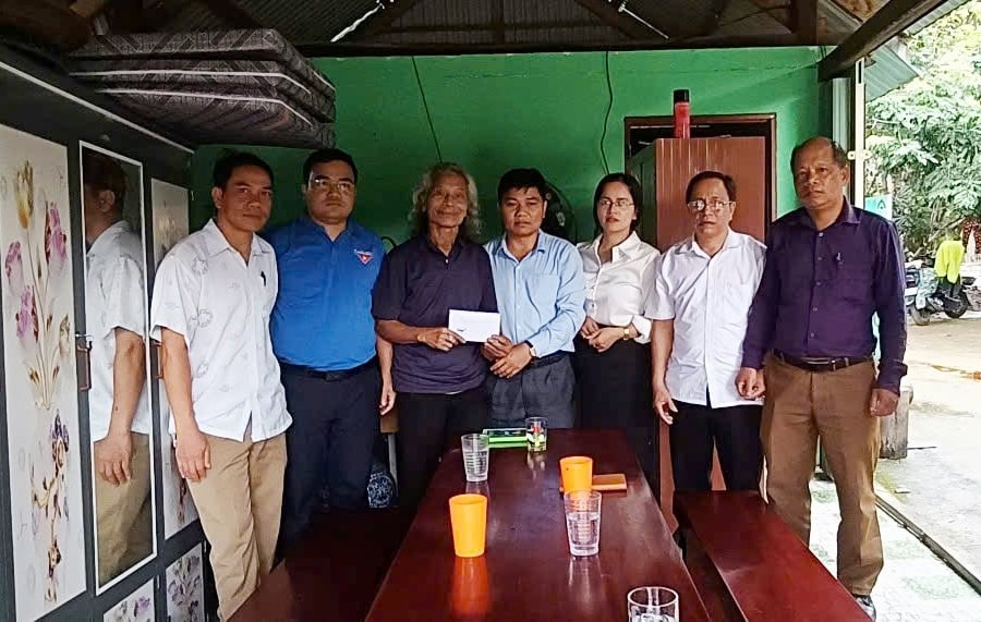 Hỗ trợ gia đình già làng Bríu Pố bị thiệt hại do hỏa hoạn