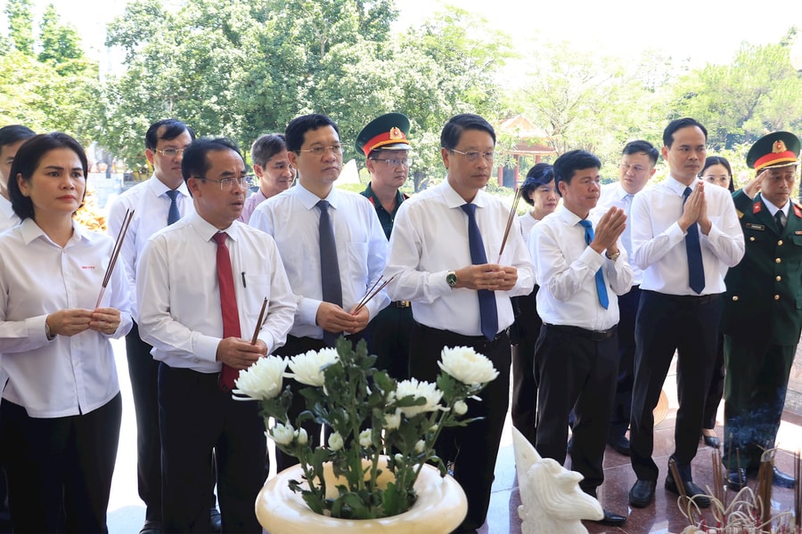 Lãnh đạo thành phố Đà Nẵng dâng hương tưởng niệm các anh hùng liệt sĩ tại Quảng Trị