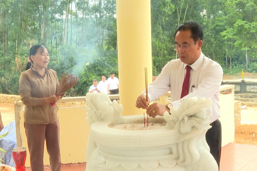Lãnh đạo thành phố Đà Nẵng dâng hương tại Khu chứng tích Đồng Trại
