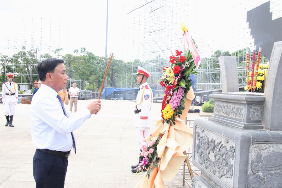 Thường trực Ban Bí thư Trần Cẩm Tú và lãnh đạo Thành ủy Đà Nẵng dâng hoa, viếng hương Tượng đài Mẹ Việt Nam anh hùng