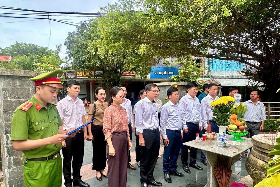 Lãnh đạo thành phố Đà Nẵng dâng hương tại Tượng đài Cây Cốc và thăm gia đình người có công