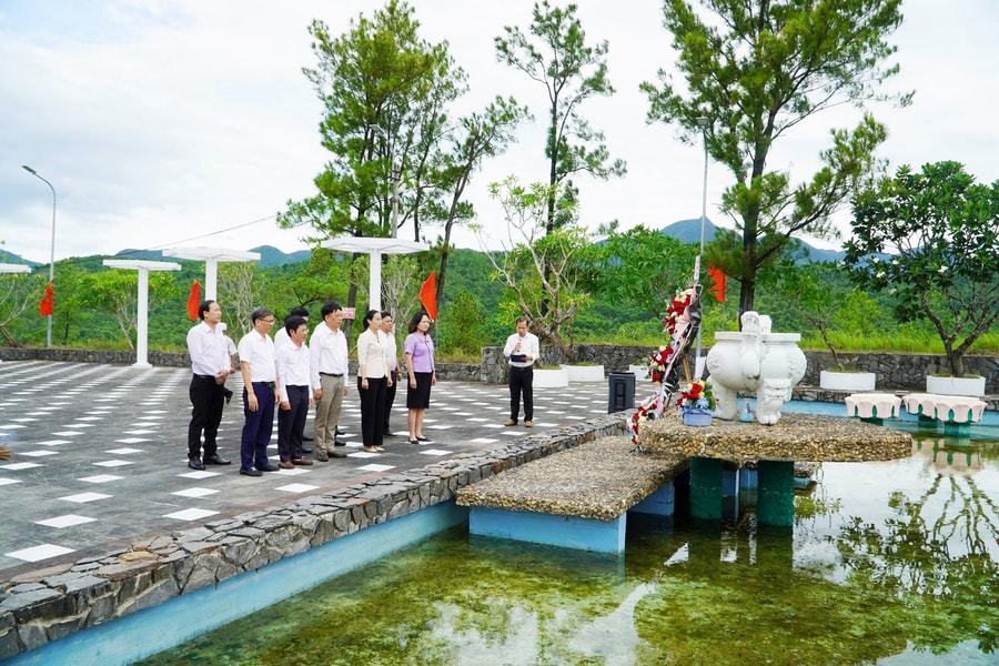 Lãnh đạo thành phố Đà Nẵng viếng hương Khu di tích quốc gia vụ thảm sát Vĩnh Trinh
