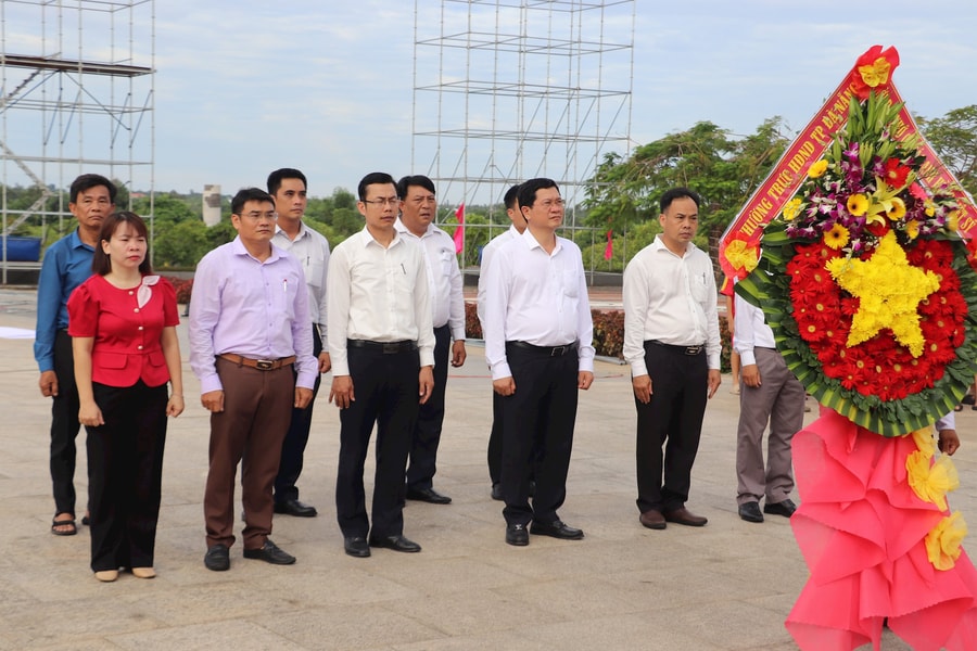 Lãnh đạo thành phố Đà Nẵng dâng hương tưởng niệm các anh hùng liệt sĩ
