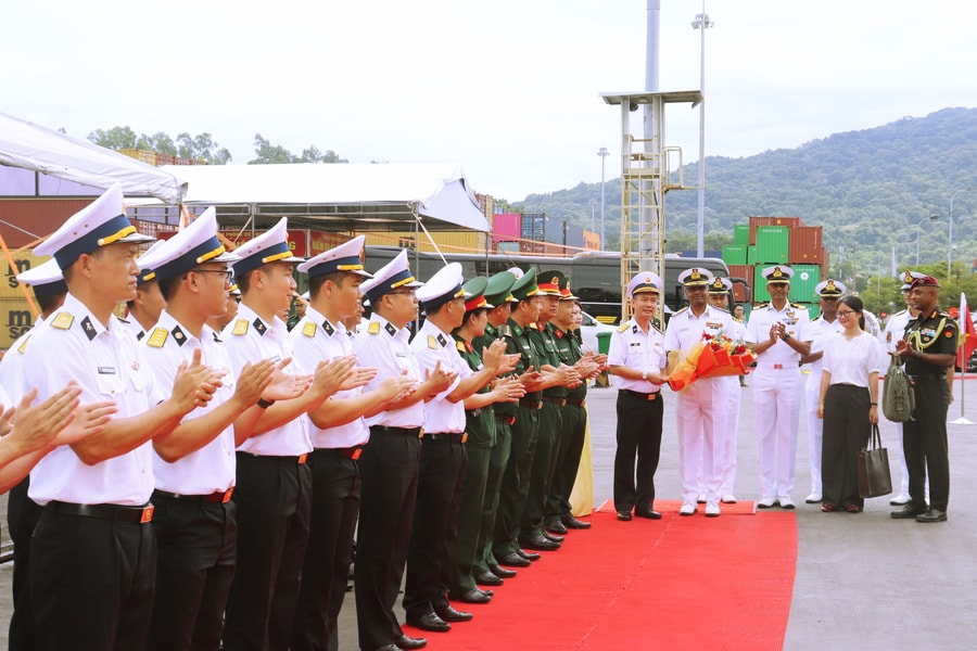Tàu Hải quân Ấn Độ thăm Đà Nẵng