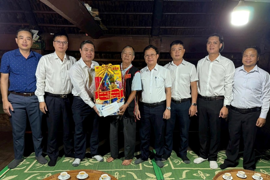 Phó Chủ tịch UBND thành phố Đà Nẵng Phan Thái Bình thăm, tặng quà người có uy tín tại xã La Dêê