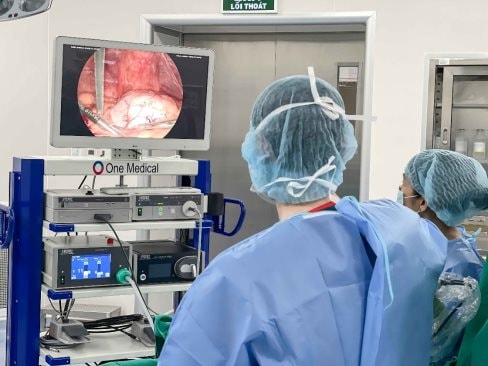 Vinmec Cần Thơ phẫu thuật nội soi thành công khối u tử cung lớn phức tạp