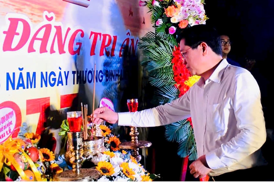 Phường Hải Vân tổ chức thả hoa đăng, dâng hương tưởng niệm anh hùng liệt sĩ và thăm gia đình chính sách