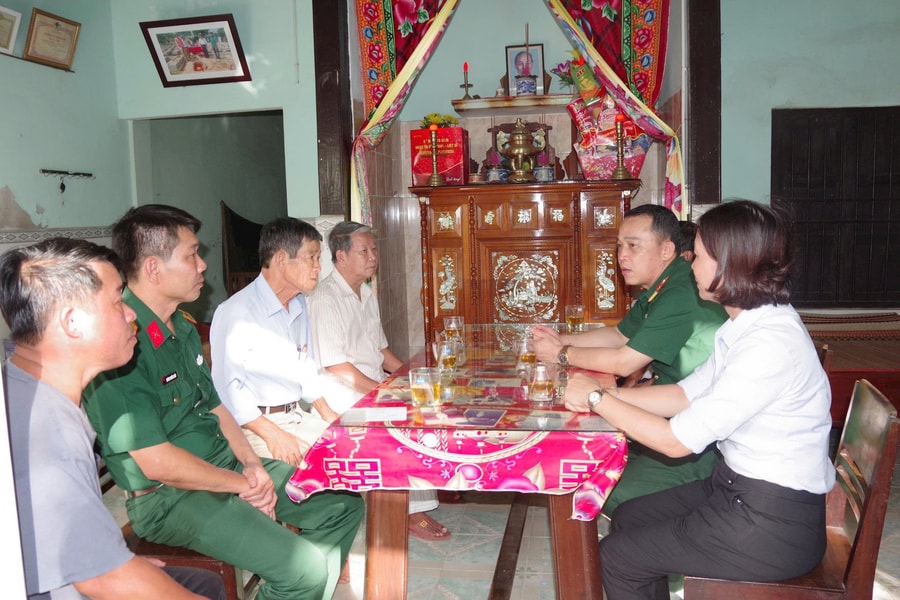 Chỉ huy trưởng Bộ Chỉ huy Quân sự thành phố Đà Nẵng thăm, tặng quà tri ân gia đình liệt sĩ phường Hội An Đông