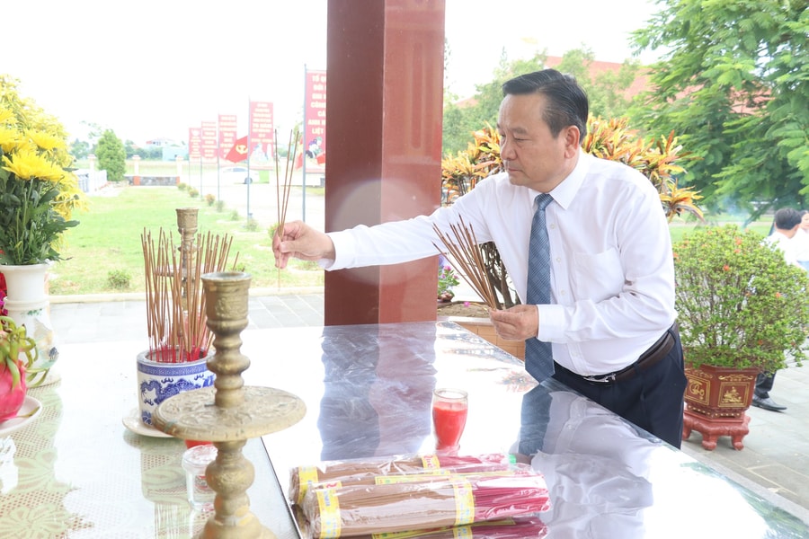 Lãnh đạo thành phố Đà Nẵng dâng hương tại Đền Liệt sĩ xã Nam Phước