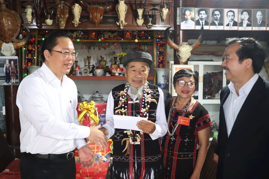 Chủ tịch Ủy ban MTTQ Việt Nam thành phố Lê Trí Thanh thăm người có công tiêu biểu xã Sông Vàng