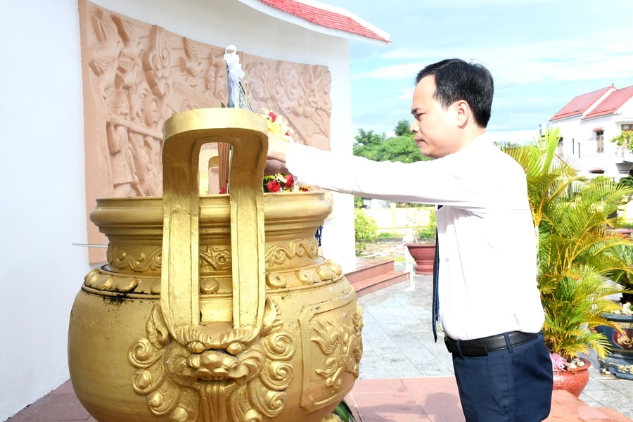 Đoàn Đại biểu Quốc hội thành phố Đà Nẵng viếng hương Đài tưởng niệm cuộc đấu tranh Hà Lam - Chợ Được