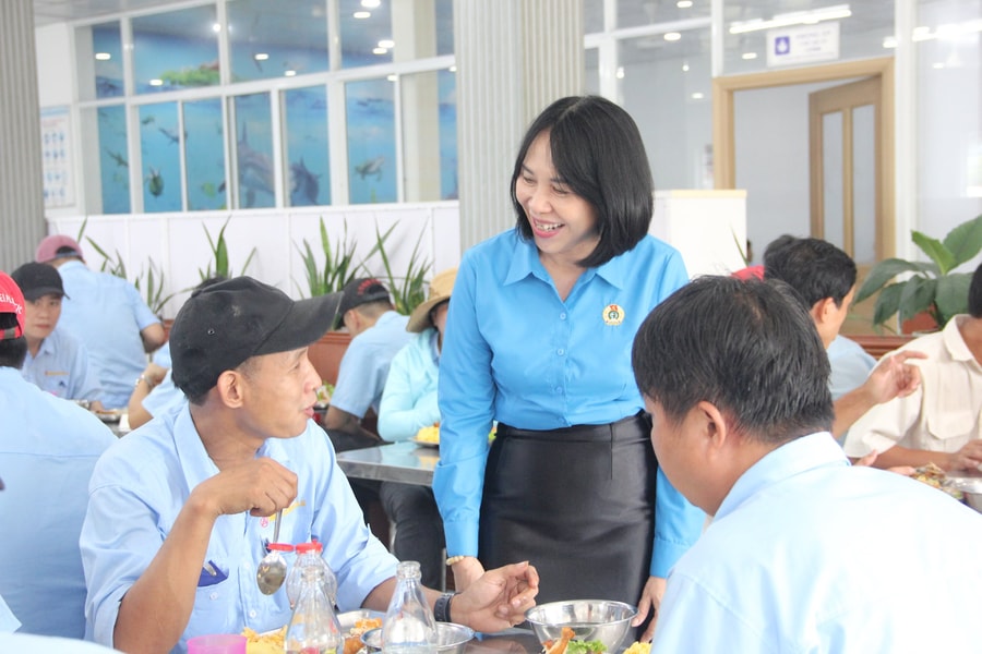 Nhiều hoạt động chào mừng 96 năm ngày thành lập Công đoàn Việt Nam