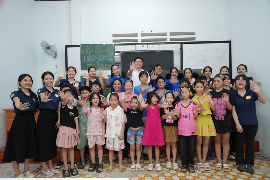 Tiếp sức học sinh khó khăn trước thềm năm học mới