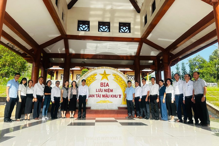 Đoàn công tác Thành ủy Đà Nẵng dâng hương tại Khu lưu niệm Ban Tài mậu Khu ủy Khu V xã Trà Tân