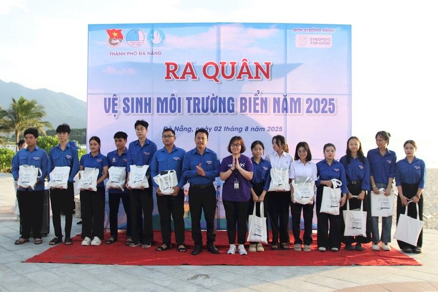 Trao 35 laptop cho học sinh, sinh viên có hoàn cảnh khó khăn của phường Hải Vân