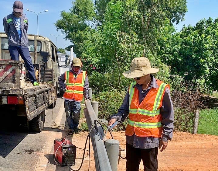 Rào đóng hộ lan bị tháo dỡ trái phép trên quốc lộ 1A qua xã Thăng Bình
