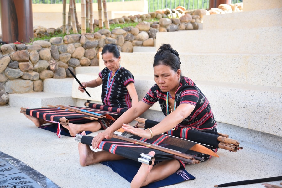 Co Tu brocade revives through community-based tourism