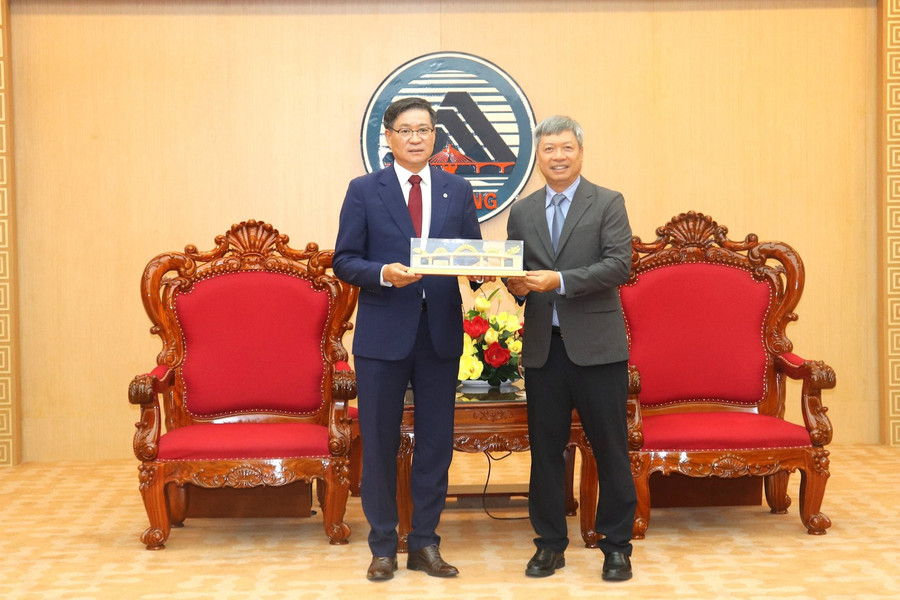 Da Nang leaders receive South Korean delegations