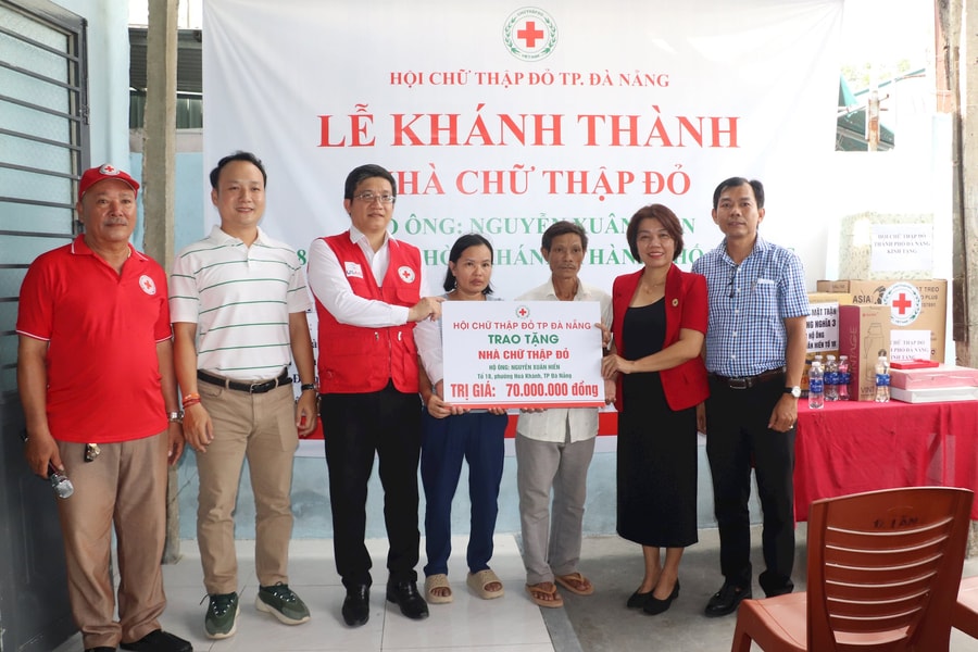 Trao nhà chữ thập đỏ cho gia đình có hoàn cảnh khó khăn