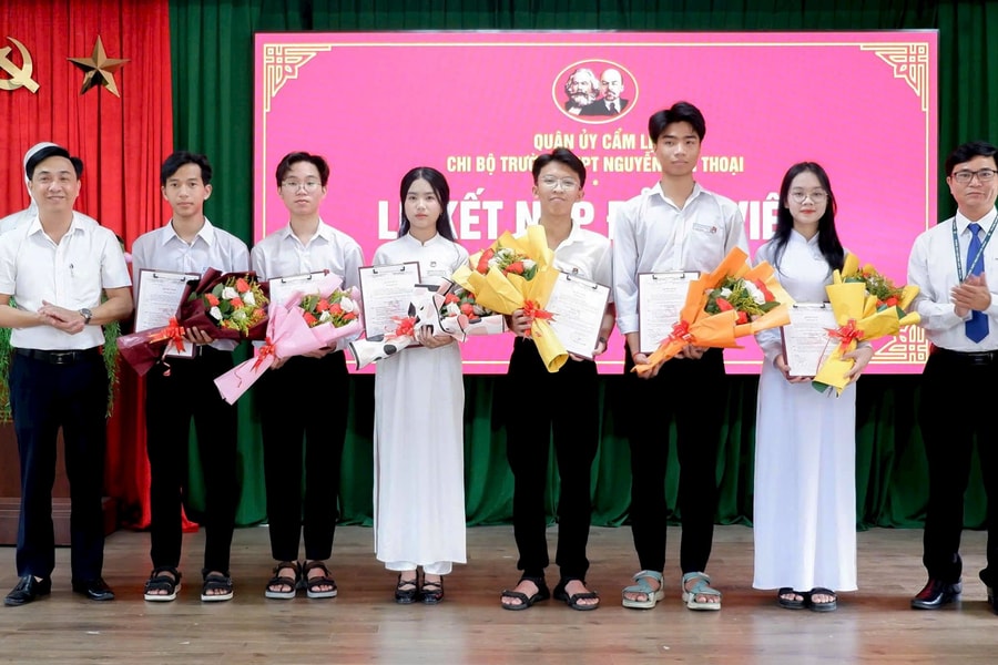Tăng cường sức trẻ cho Đảng