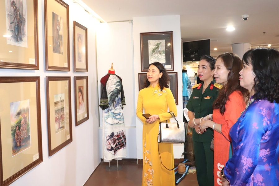 Exhibition featuring beauty of Hue Cultural Heritage through sketch art opens in Da Nang