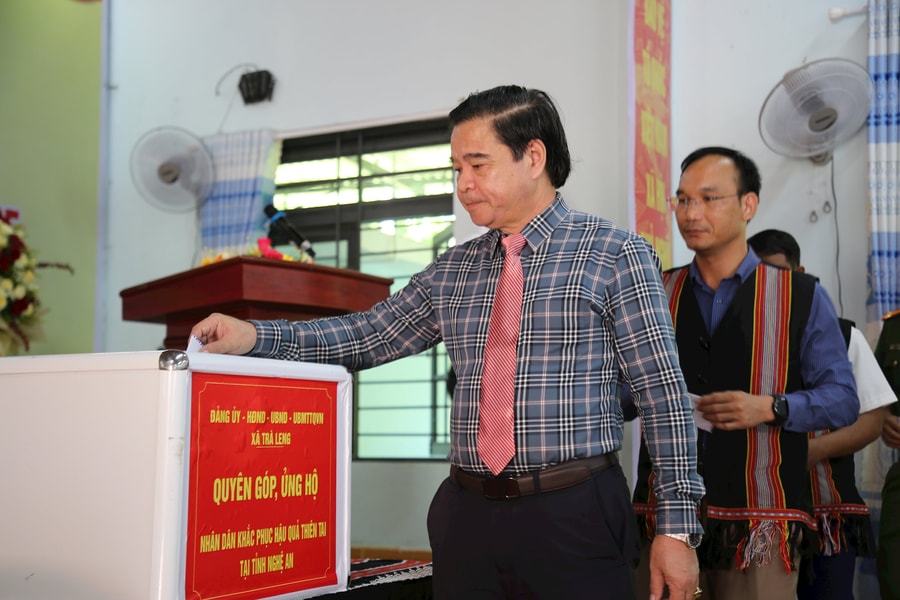 Cán bộ và người dân Trà Leng ủng hộ khắc phục hậu quả thiên tai tại Nghệ An