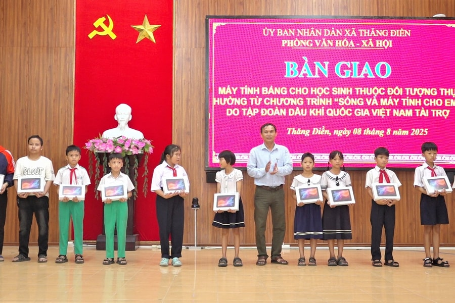 Petrovietnam trao tặng 101 máy tính bảng cho học sinh xã Thăng Điền và Thăng An