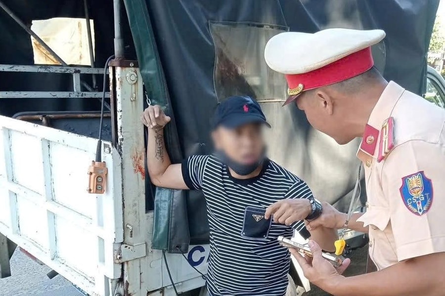 Nhanh trí cầu cứu Cảnh sát giao thông, tài xế thoát khỏi vị khách “ngáo đá”