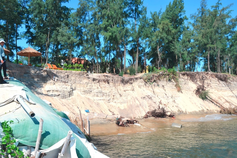 Kiểm tra sạt lở bờ biển Hội An